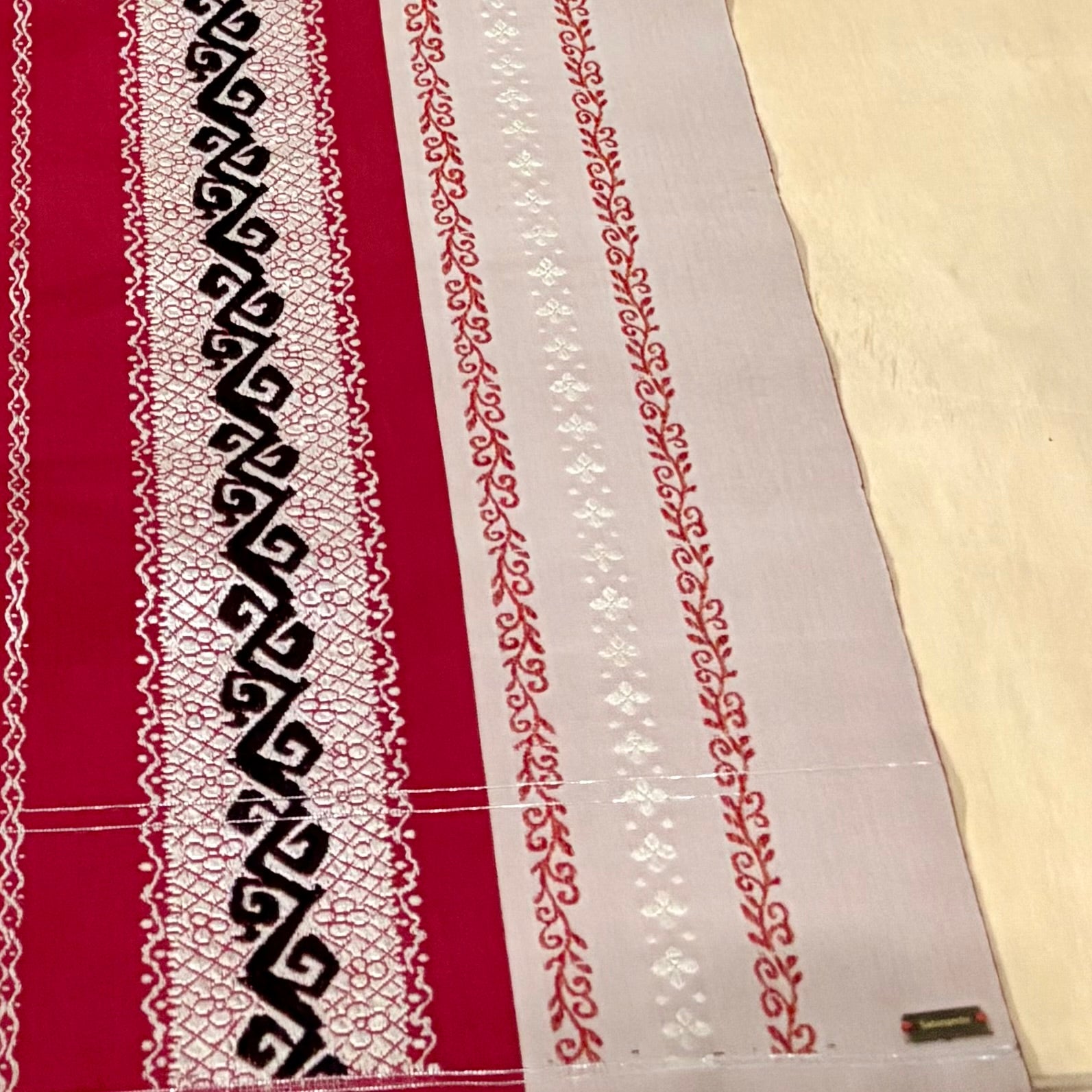 Sabinando Red Obi Table Runner – Handsewn from Vintage Kimono